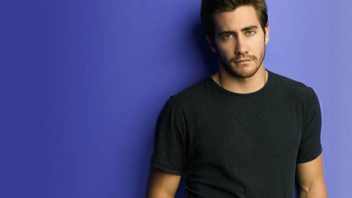 Jake Gyllenhaal Looking Smart In Black T-Shirt N Blue Background
